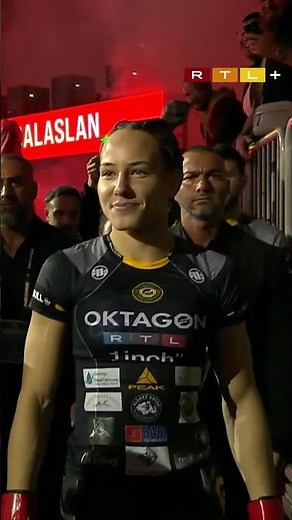 We love it! 😍 💅🏼Alina Dalaslan runs in alongside Shirin David. #rtlmma #mma #oktagon