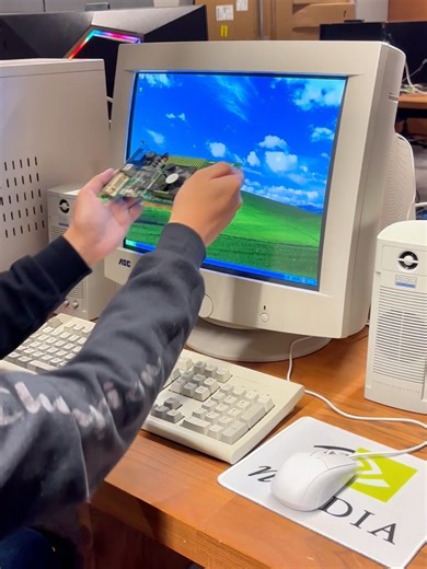 On célèbre les 25 ans de la GeForce 3 comme on sait le faire : sur un PC rétro, avec un écran CRT et quelques-uns des jeux les plus iconiques de l’époque 🎮 Quel jeu lanceriez-vous en premier sur cette machine ? 💿