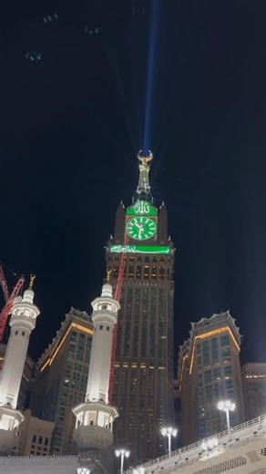 Makkah Clock Tower ki ye khoobsurti aur sukoon... ✨ Beshak, chhodna tera darbar gawara nahi. 🕋🤲
