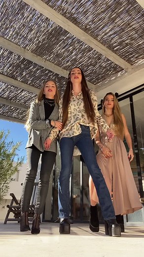 Las primas peleándose por estar en el centro