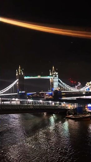 It’s officially #christmas in #london the LIGHTS HAVE BEGUN! #travel #tourism #shorts #shortvideo