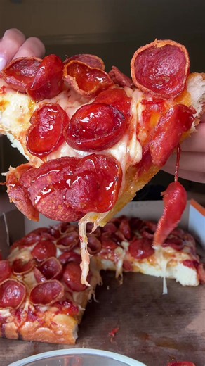 Adding Mike’s hot honey to my pepperoni pizzas from now on🤤🍕@Little Caesars @Mike’s Hot Honey #mukbang #mukbangeatingshow #foodie #pizza #pizzalover