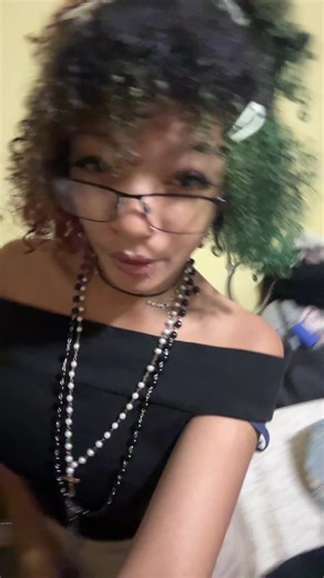 I didn’t realize my bra strap fell down ✌️