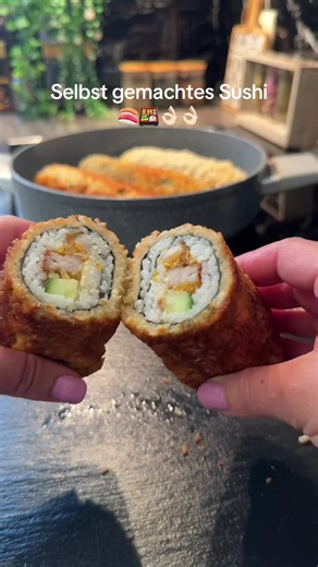 Selbst gemachte Sushi, sehr lecker und sehr einfach wettgemacht 👌🏻👌🏻🍱🍱🍱🍣🍣🍣🍣🍙 Zutaten 1 1/2 Tassen Sushi-Reis. 1 1/2 kaltes Wasser, 15 Minuten kochen lassen, Dann geben wir. ein Esslöffel Zucker und ein Esslöffel Reißig, dann müssen wir mit Wasser circa drei Löffel, Wir geben die Mischung hinzu und lassen sie etwa zehn Minuten stehen. Dann können wir sushi sehr einfach machen. ##tiktokfood##fürdich##viralvideos##sushi##🥰🥰🥰🥰❤️❤️