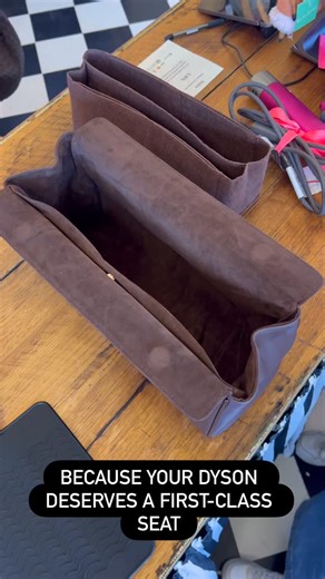 Meet Margot — the travel case turning your hair tools into carry-on chic. Em’s showing us how easily her Dyson Airwrap slips into this sleek satin-finish case by Louenhide. With a matching heat mat, soft magnetic closure and space for every cord and brush, it’s as practical as it is beautiful. Whether you’re jetting off or styling between plans — Margot has you covered in quiet luxury. 🤎 Available in store & online at Sim.ple Coffee & Lifestyle. #simplelifestyle #louenhide #travelcase #dysonair