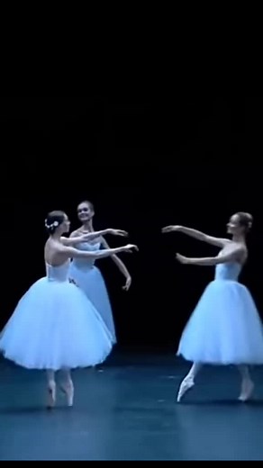 the frozen ballerina is dancing... @mysweetballet #ballarinas #ballerina #ballet #olgasmirnova #balletclassico #mysweetballet #fypシ゚viral