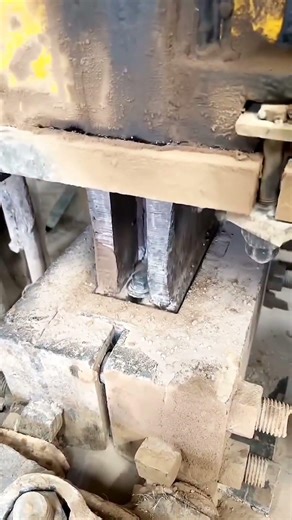 Making brick blocks using a hydraulic machine press