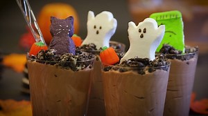 The kids will love to dig into these wickedly cute Graveyard Pudding Cups on Halloween! Get the recipe: http://bit.ly/2xN2X0J | Chinet