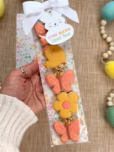 🐣✨ Package these minis with me! ✨🐣 Putting together one of my favorite little Easter combos using pieces from our Tall Backer Bundle 💛 One of the best parts of the bundle is how easy it is to mix and match and create tons of adorable variations just by swapping cutters, tags, or backers 🧡🌷 You can build looks just like this with the Tall Backer Bundle or grab pieces individually on our site 🌷 Find everything under ✨ Shop by Holiday > Easter ✨ Products used: 🌸 Tall Backer - Happy Easter Te