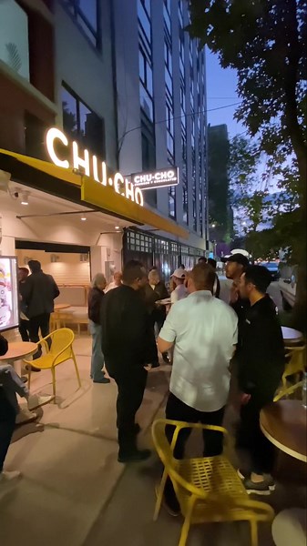 CHU•CHO® abrió puertas en CDMX y la vida empezó a sonar así 😍 CHU•CHO® es la primera marca propia de Alquimia Grupo Emprendedor en llegar a otra ciudad. ¿Qué esperas? #enchuchate ¡Te esperamos! 😍🥳 #enchuchate #chucho #cdmx #food #postres