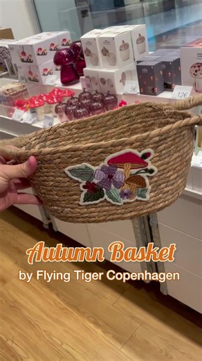 Flying Tiger Italia on Instagram: "🎃🍁 Autumn vibes on! Crea il tuo Autumn Basket, pieno di dettagli cozy, e sorprendi chi sa apprezzare il fascino dell’autunno. Ti aspettiamo in negozio e online al sito www.flyingtiger.com #FlyingTigerCopenhagen #MomentsThtMatter #autumnvibes #AutumnBasket"