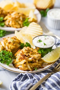 This authentic Maryland crab cake recipe is absolutely PACKED with crab meat! It’s made with very little filler so the crab flavor shines. | Sugar Spun Run