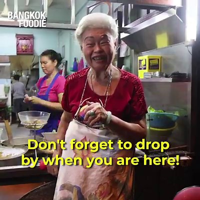 This legendary stall in Bangkok has been serving fresh seafood porridge for over 90 years!🐟 | Bangkok Foodie