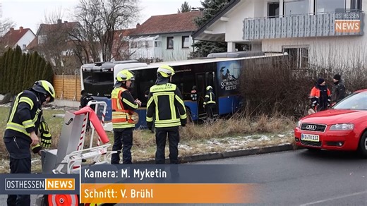 OSTHESSEN|NEWS on Instagram: "FULDA: Ein spektakulärer Unfall hat sich am Samstagmorgen gegen 9:20 Uhr im Gerloser Weg/Ecke Niesiger Straße in Niesig ereignet: Ein Stadtbus der RhönEnergie ist aus noch unbekannter Ursache von der Straße abgekommen und 25 Meter entfernt frontal gegen eine Hauswand geknallt. Der Fahrer wurde dabei im Bus eingeklemmt und musste von der Feuerwehr mit technischem Gerät befreit werden. Er kam mit dem Rettungswagen ins Krankenhaus. Zum Glück befanden sich keine Fahrgäs