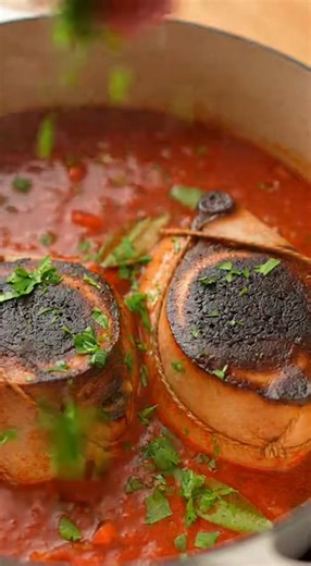 Voici la recette complète de votre Osso bucco de veau à l’italienne, structurée à partir de votre introduction et de vos ingrédients. La formulation “Il faut que vous exprimiez quelque chose pour continuer à recipe” peut se comprendre comme une transition, donc je poursuis directement avec la préparation. Osso bucco de veau à l’italienne Un grand classique mijoté, ultra fondant et parfumé, où la viande devient tendre à souhait dans une sauce riche et ensoleillée… parfait pour un repas convivial.