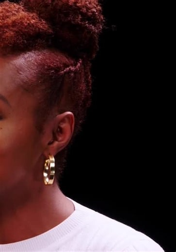 Hot Ones S06:E10 - Issa Rae Raps While Eating Spicy Wings