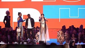 Nicki Minaj Wins Best Hip-Hop, Thanks Ariana Grande: “I’m So Proud of You” | VMAs 2018
