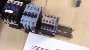 Como funciona a partida estrela triângulo? Através da chave estrela-triângulo as três fases do motor são ligadas durante a partida, até uma rotação próxima da nominal (90%). Quando atinge 90% da velocidade nominal forma-se a ligação para triangulo, as bobinas recebem 100% da tensão nominal e o motor também atinge essa velocidade. Ainda tem dúvidas sobre o conteúdo? Que tal conhecer o curso que aborda este e outros assuntos? E o melhor: Ao final do curso você recebe um certificado válido pra gara