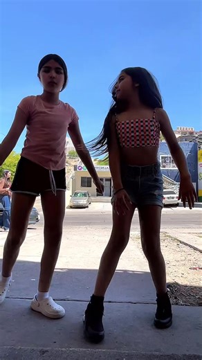 Videos de Ximena Aragon (@ximena.aragon161) con “Vehículo longo - John Pollõn & TylerB”