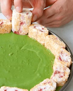 65K views · 267 reactions | La polvere di matcha trasforma la crema al mascarpone in una vera delizia, ancor più se la torta è servita su una base di biscotti al cioccolato!  ➡️ RICETTA: https://www.degustibus.co/torta-al-matcha/  CLICCA QUI PER ORDINARE IL LIBRO: https://www.amazon.it/dp/3982168805 | De gustibus | Facebook