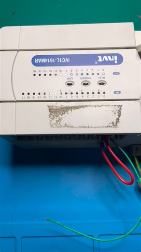 PLC (Programmable Logic Controller) model: INVT IVC1L-1614MAR — Bila Input X6 Mati, Operasi Kilang Terhenti Ada kerosakan yang nampak kecil… tapi kesannya boleh hentikan satu line produksi. PLC ini datang dengan satu masalah yang kritikal — input X6 langsung tidak berfungsi. Sensor hidup, wiring ok, tapi PLC seolah-olah “bisu”. Di sinilah kerja sebenar bermula. Step 1 — Dismantle & Troubleshoot PLC dibuka dengan penuh berhati-hati. Fokus terus ke bahagian input X6. Dan di situ kami nampak sesuat