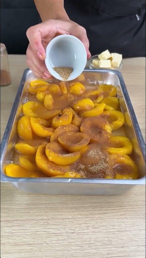 Easy peach pie with cinnamon in the oven