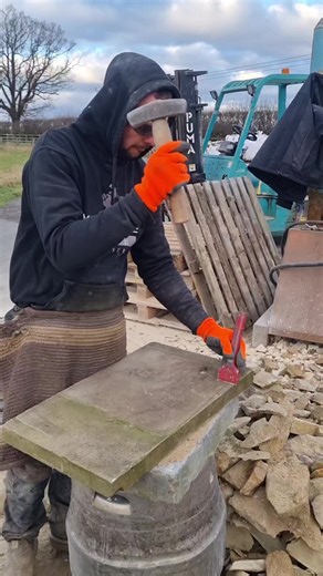 19K views · 354 reactions | Straight line splitting of stone with a nicker #stonework #stonemasonry #sandstone #building #construction #tradesman | The Yorkshire Stone Dresser | Facebook