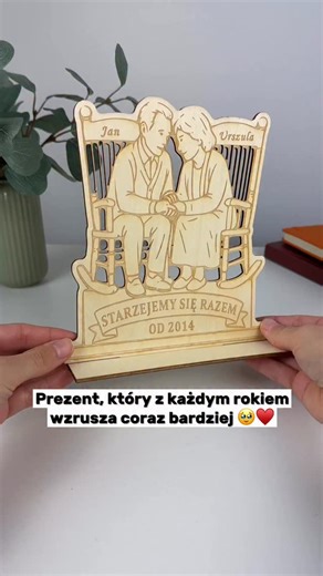 Razem od tylu lat… I wciąż obok siebie ♥️ Z roku na rok ta historia staje się coraz piękniejsza - pełna wspomnień, codziennych chwil i miłości, która nie potrzebuje wielkich słów. Ten personalizowany prezent to symbol wszystkich wspólnie przeżytych lat 💕 Idealny dla babci i dziadka, rodziców lub na rocznicę ślubu. #prezentpersonalizowany #dzienbabciidziadka #razemnajlepiej #pomysłnaprezent #wyjatkowyprezent | Ploterek