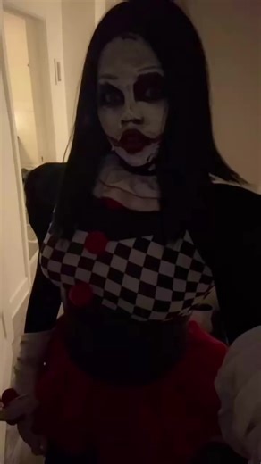 Exploring Frame Girl's Unique Style