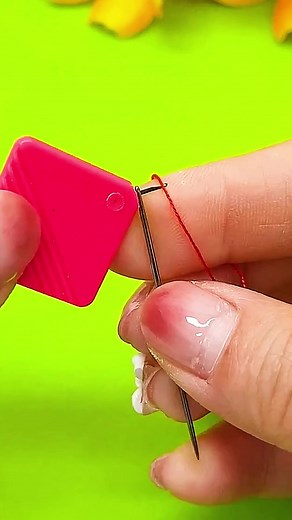 How to Easily Thread a Needle: Simple Life Hack
