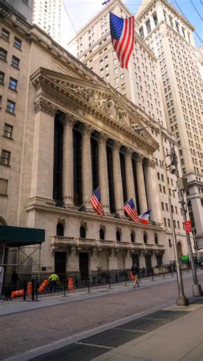 The Daily Stock Market on Instagram: "Michael Burry, the investor who predicted the 2008 crash, is back in the spotlight. And this time, he’s turning his sights on two of the biggest names in artificial intelligence. According to his latest 13F filing, Scion Capital just loaded up on put options roughly valued at $6 million on Nvidia and another $12 million on Palantir."