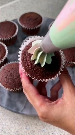 How To Do Piping on Cupcake | Satisfying |