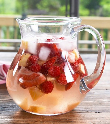 Moscato lovers, this sangria is everything you've ever wanted. Full recipe: http://dlsh.it/TYSmFmv | Delish