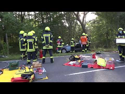 Schwerer Unfall auf B6: PKW rast in Goslar mit hoher Geschwindigkeit frontal gegen einen Baum