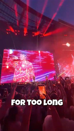 "Locked Out Of Heaven" 🔥 Bruno Mars Had ALL of Paris Dancing! 🇫🇷🕺