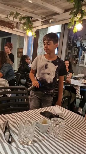 Casual Restaurant Performance in Rustic Ambiance