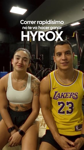 Nico Noyce on Instagram: "“Correr más rápido NO te va a hacer ganar un HYROX.” Y sí… lo aprendimos a la mala en HYROX CDMX. Muchos creen que el secreto está en correr lo mas rápido posible… pero si llegas a las estaciones sin energía, el tiempo se te va igual. En este HYROX nos dimos cuenta de algo clave: 👉 Parejas corriendo más lento que nosotros… 👉 Pero ejecutando mejor, recuperando cuando debían… 👉 Y terminando más rápido. La estrategia importa más que la velocidad: ✔️ Encuentra un ritmo q