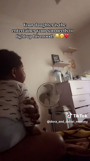 Dora is really taking her big sister duties seriously 😂❤️ She’s always helpful one way or the other❤️#siblings #Dora #mommydoraanddariel #viral