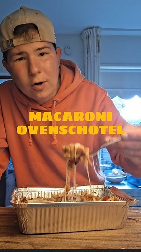 Ard-Jan Weststrate | Online chef 👨‍🍳 on Instagram: "MACARONI OVENSCHOTEL 🍝🧀 | Recept 👇 Macaroni met tomatensaus en gehakt is natuurlijk een absolute klassieker. Iedereen lust het en je bent in no-time klaar. Vandaag gaan we hem nog beter maken, want er komt nog een heerlijk laagje gesmolten kaas op! Recept macaroni ovenschotel: 🌟 8,5 ⏳️ 15 minuten + 10 minuten in de oven 👨‍🌾 1 persoon Ingrediënten: - 100 gram macaroni - 100 gram gehakt - 200 gram groente (ui, wortel, paprika, prei) - 50