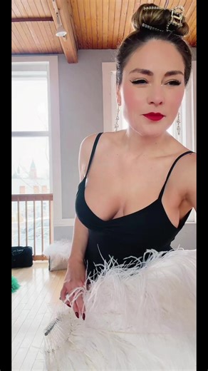 Mistress Manifest: Burlesque Performances and Online Teaching