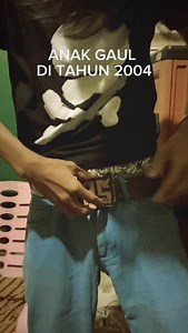 1.3M views · 81K reactions | Stelan anak gaul di tahun 2004. Jaman jaman pake kaos distro , celana pensil melorot biar kayak pasha ungu. . . . . . . #nostalgia #lawas #jadul #generasi90 #generasi90an #vintage #nostalgia90an #jadoel #suasanakampung #distro | Anggarajoland | Facebook