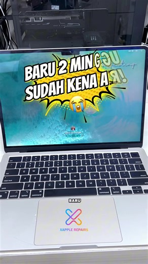 Mimpi buruk banget! MacBook Air M2 yang baru berumur 2 minggu ini nggak sengaja ketumpahan air sampai layarnya muncul bercak (watermark). Customer sudah panik karena bayangan biaya ganti LCD yang sangat mahal. Di xapple repairs, kami berikan solusi cerdas: cukup ganti paper backlight-nya saja! Hasilnya? Layar kembali jernih sempurna, fitur True Tone tetap aktif, dan yang pasti biayanya jauh lebih affordable. Jangan buru-buru ganti satu set LCD kalau masih bisa kami selamatkan. MacBook kamu kena 