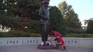 Did you know Alabama fans leave snacks for Bear Bryant at his statue for luck? We explored the meaning of the tradition in this week’s IZOD Heritage of the SEC. | CBS Sports