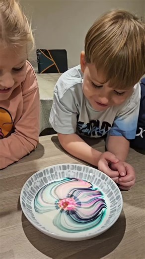 🎨🧪 Color Magic in Milk All you need is milk, markers, tissue paper, and a drop of dish soap. As soon as the soap touches the center, the colors burst outward, creating a stunning rainbow effect. It’s quick, mesmerizing, and a great way to turn simple ingredients into a beautiful science moment. #scienceexperiment #scienceforkids #simpleexperiment #creatorsearchinsights #forupage