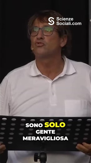 Scienzesocialipuntocom on Instagram: "🧠 In questo estratto, Matteo Lancini, psicologo e psicoterapeuta, ci mette davanti a una verità scomoda sul ruolo degli adulti. Quando un figlio o una figlia dice: “Mi vedo brutto/a”, la risposta non è negare o rifugiarsi nel pensiero positivo. Crescere in una società che espone ogni giorno corpi perfetti e irrealistici rende quell’insicurezza comprensibile. ⚠️ Il punto non è solo internet. Il problema nasce quando i ragazzi si sentono soli in mezzo agli ad