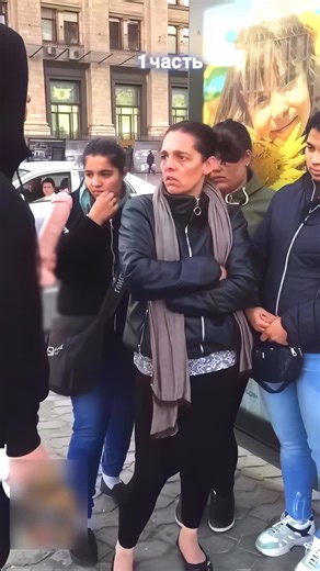 @regionzla_tg on Instagram: "日本利用压电瓷砖将脚步转化为电能。这些瓷砖捕捉来自你脚步的动能。当你行走时，你的重量和动作会对瓷砖产生压力。瓷砖会轻微弯曲，从而产生机械应力。瓷砖内部的压电材料将这种应力转化为电能。每一步都会产生少量电荷，而数百万步结合在一起就能产生足够的电力来驱动 LED 灯、数字显示屏和传感器。在像涩谷车站这样繁忙的地方，每天大约有240万个脚步为这一系统作出贡献。这些电能可以被储存或立即使用，从而减少对传统电力来源的依赖，并支持可持续的城市基础设施。这种方法将日常运动转化实用的可再生能源＃日本#知识#事实#你知道吗#推荐#科技创新 历史 技术实验热门"