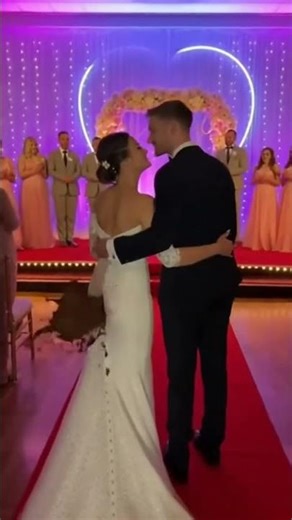 The bride's dress failed from behind, and the whole wedding went into panic mode/.