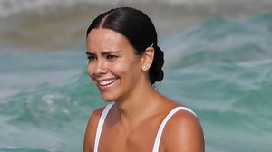 La foto de Cristina Pedroche sin bikini mientras se baña en la piscina