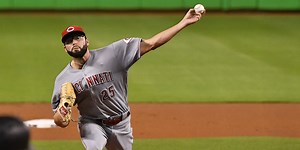 Reed gets help from Gennett to earn 1st win