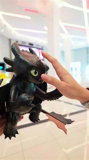 Are you ready to meet #Toothless? 🐉😳 Our all-new exclusive #HowToTrainYourDragon Popcorn Bucket & Tumbler is selling fast at Keepsake by GSC! 🐲🍿🥤 🔥 Don’t miss out — grab yours now: https://bit.ly/GSCHTTYD #HowToTrainYourDragonMY #HTTYD #KeepsakeByGSC | GSC